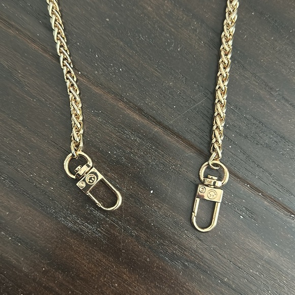 The Caep Goldi Round chain phone leash crossbody - Picture 2 of 2